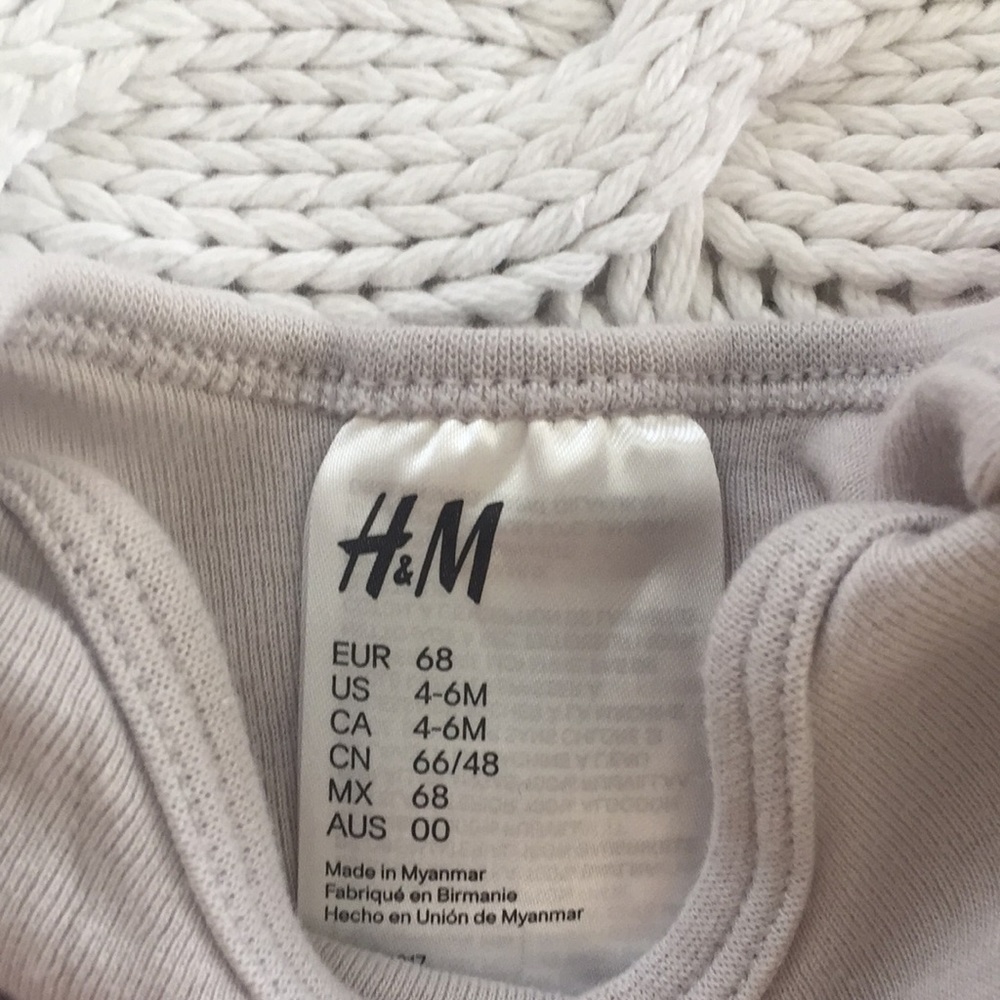 4 Baby onesies by H&M - Picture 4 of 5